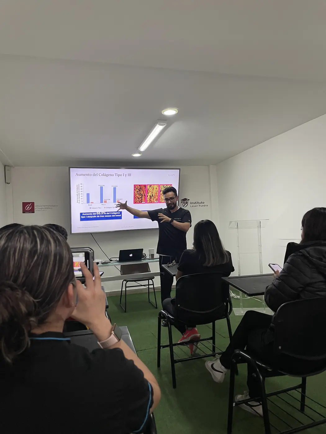 Clase sobre estimulación de colágeno con alumnos del Instituto Láser Puebla