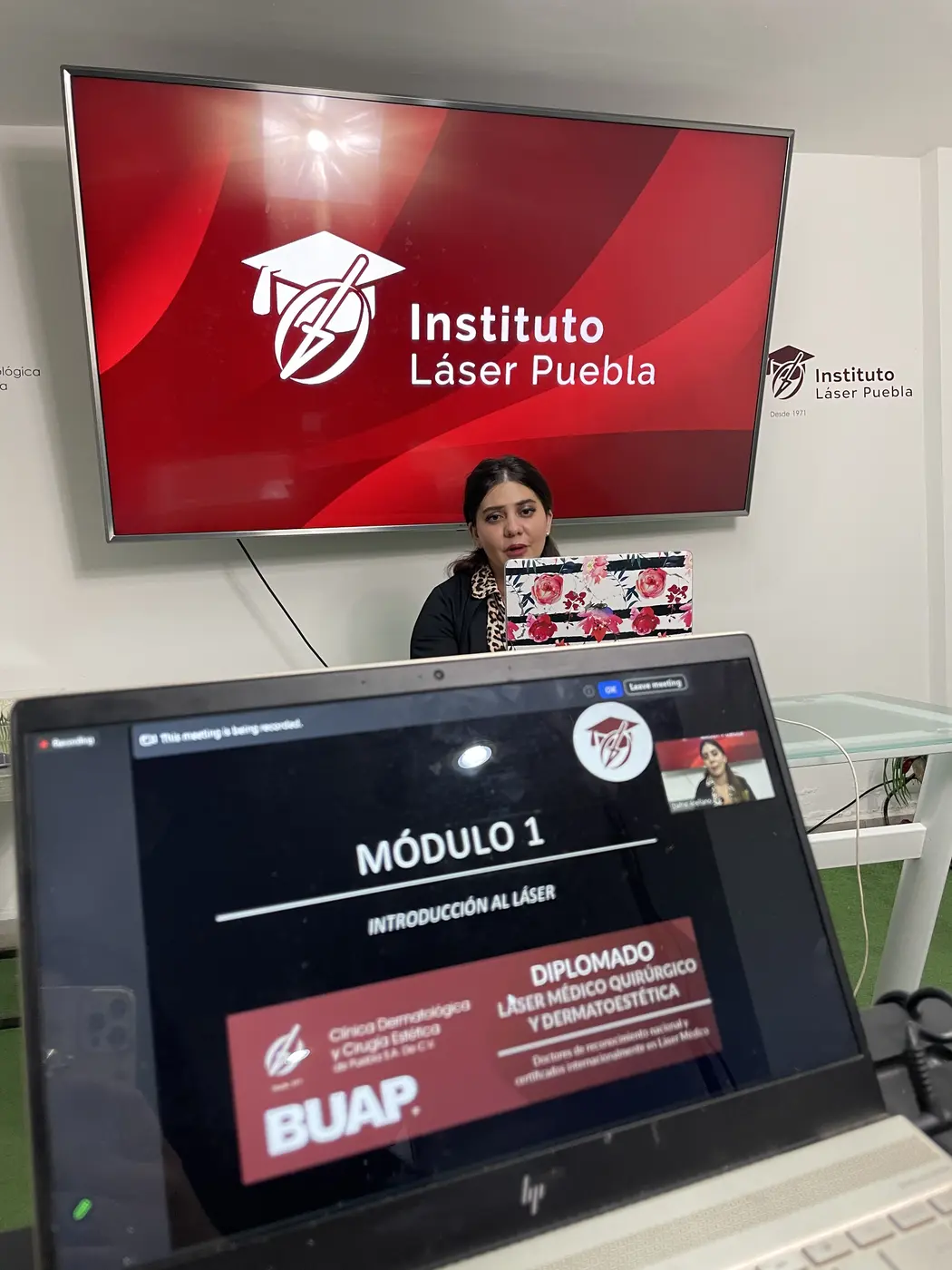 Dra. Dafne Arellano impartiendo el Módulo 1 del Diplomado en el aula del Instituto Láser Puebla