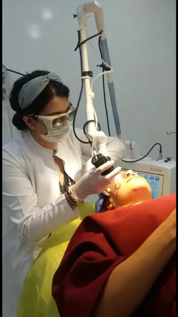 Aplicación clínica de láser CO2 fraccionado con protección ocular en el Instituto Láser Puebla