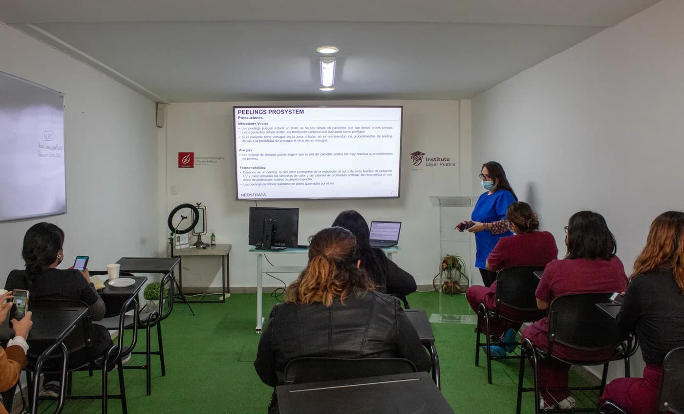 Alumnos del Diplomado durante una sesión presencial en el aula del Instituto Láser Puebla