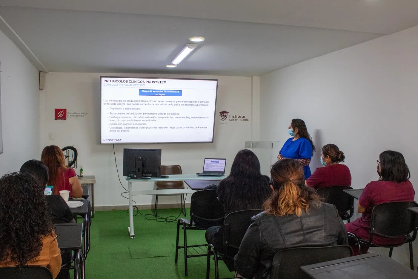 Sesión del Diplomado en Láser Médico Quirúrgico vista desde el fondo del aula