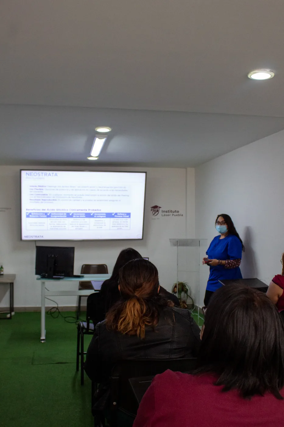 Ponente del Instituto Láser Puebla impartiendo clase frente a la pantalla del programa