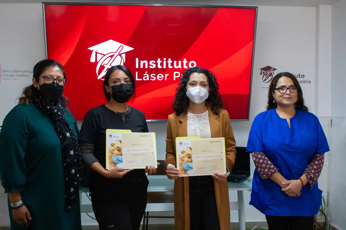 Egresadas del Instituto Láser Puebla con su diploma al concluir el programa