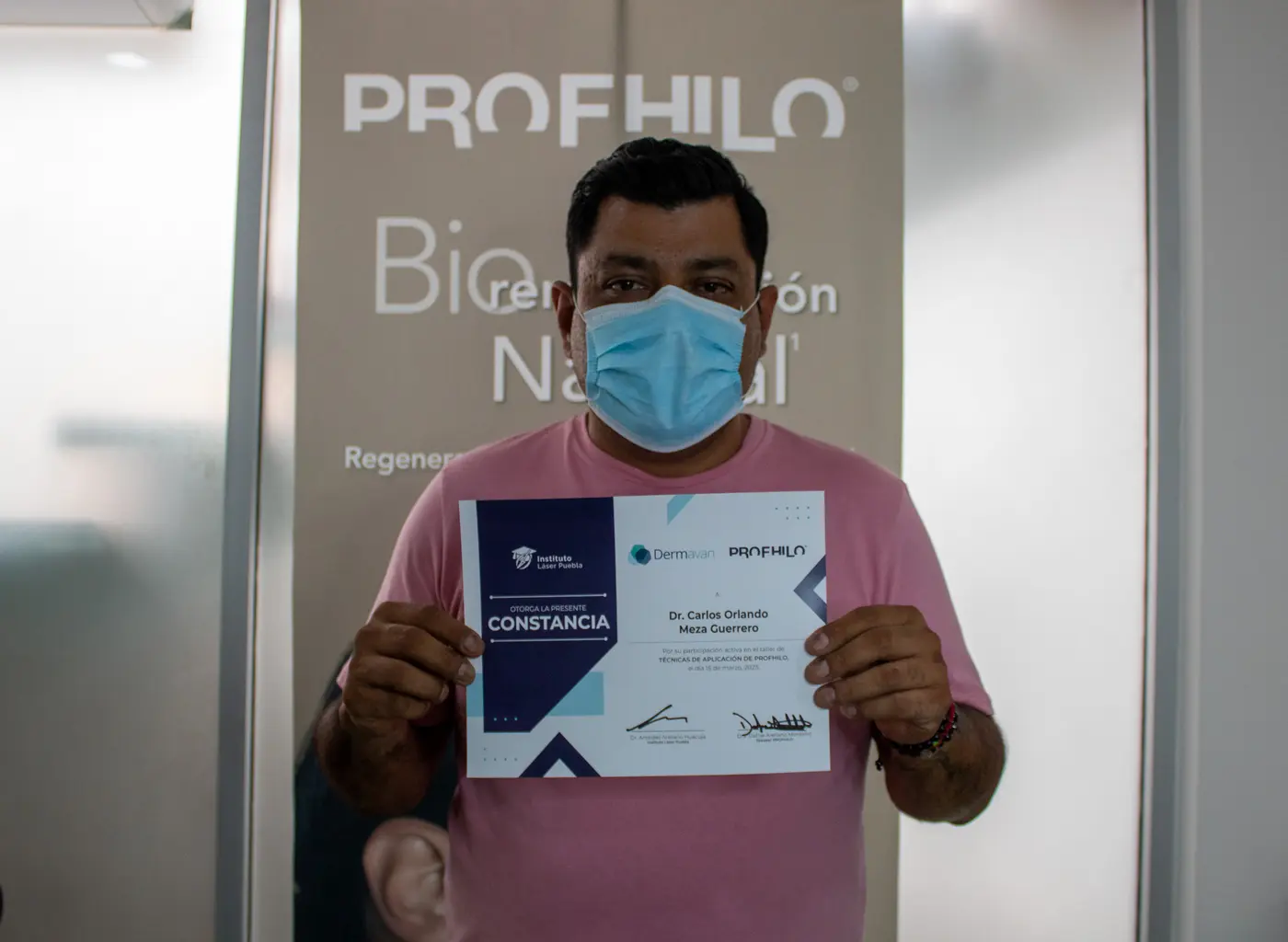 Médico egresado con su constancia del Instituto Láser Puebla