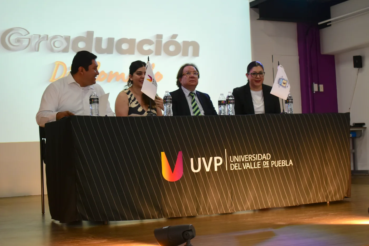 Presídium durante la ceremonia de graduación celebrada en la Universidad del Valle de Puebla