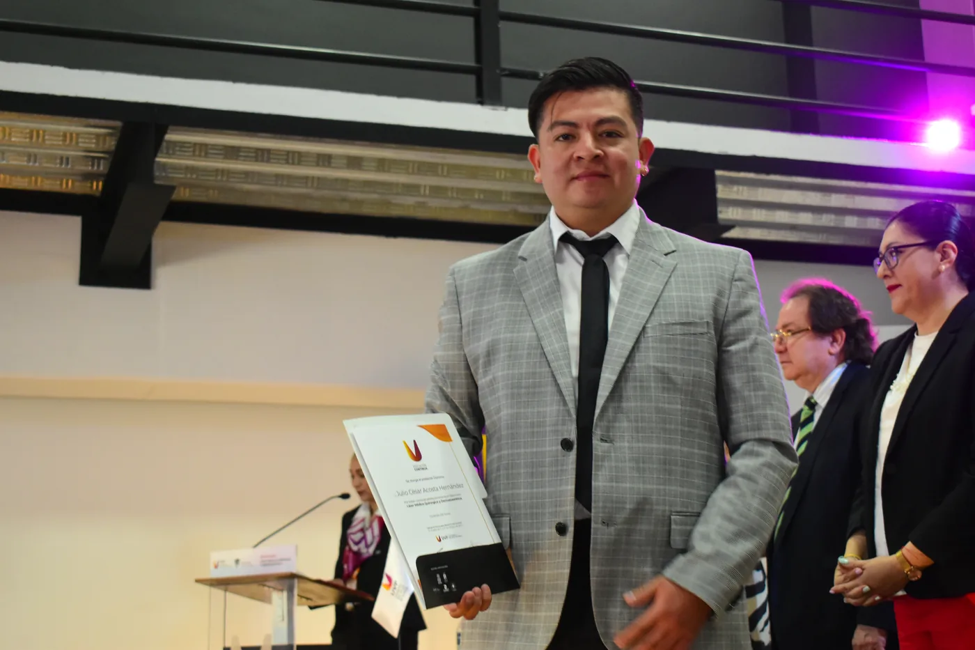 Egresado del Diplomado con su diploma tras la ceremonia de graduación