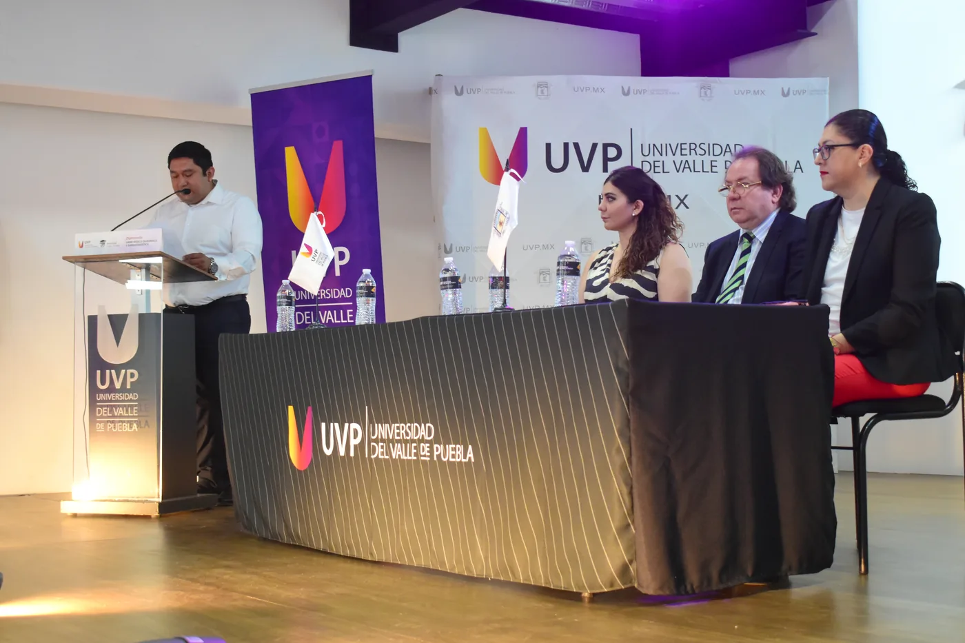 Mesa de presídium de la ceremonia de graduación en la Universidad del Valle de Puebla