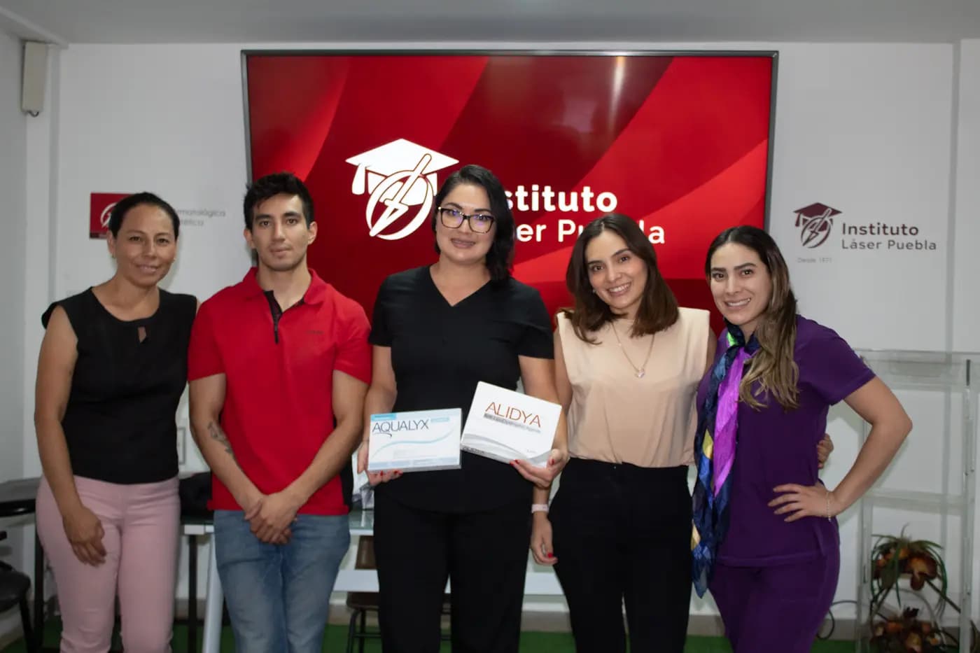 Grupo de médicos con certificados al concluir un taller del Instituto Láser Puebla