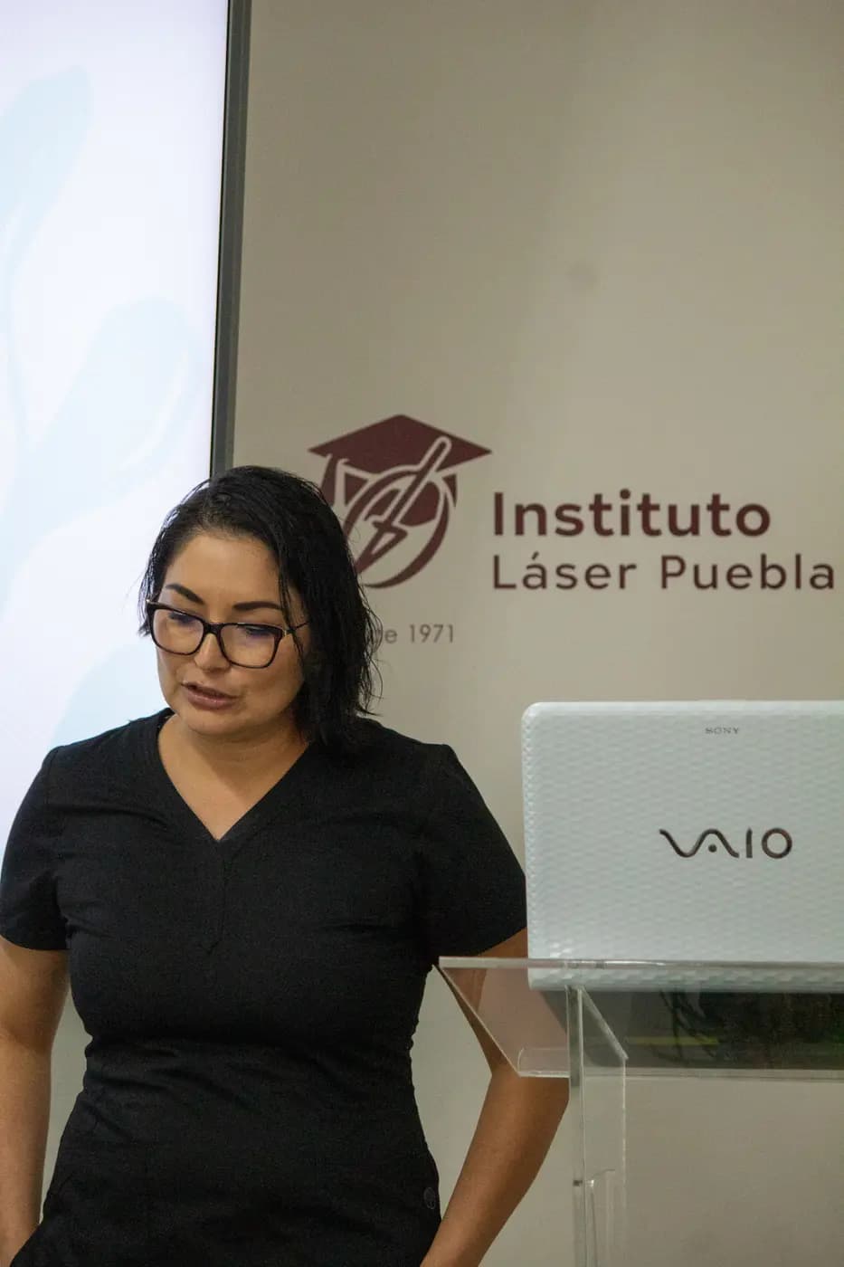 Ponente impartiendo taller en el Instituto Láser Puebla
