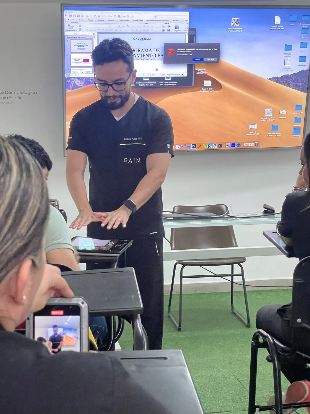 Demostración técnica durante un taller con ponente invitado en el Instituto Láser Puebla